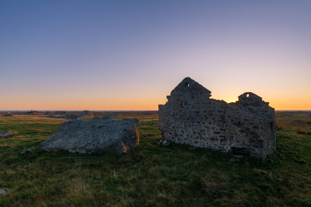 Ruiner ved Lista fyr i Farsund, med havet i bakgrunnen.