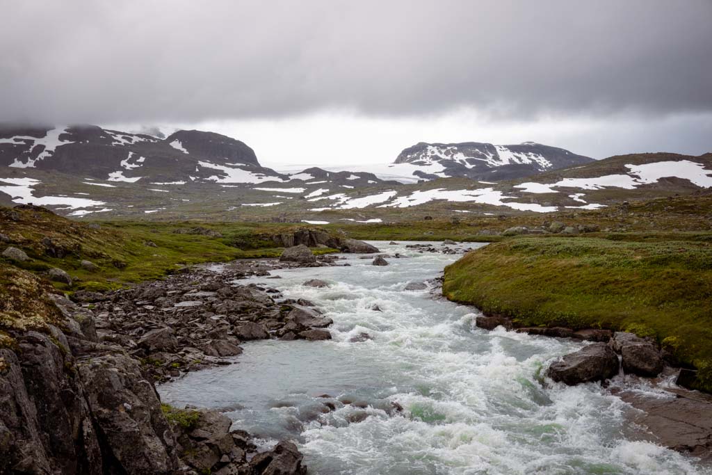 Elv ved Finse med utsikt mot Hardangerjøkulen på Hardangervidda.