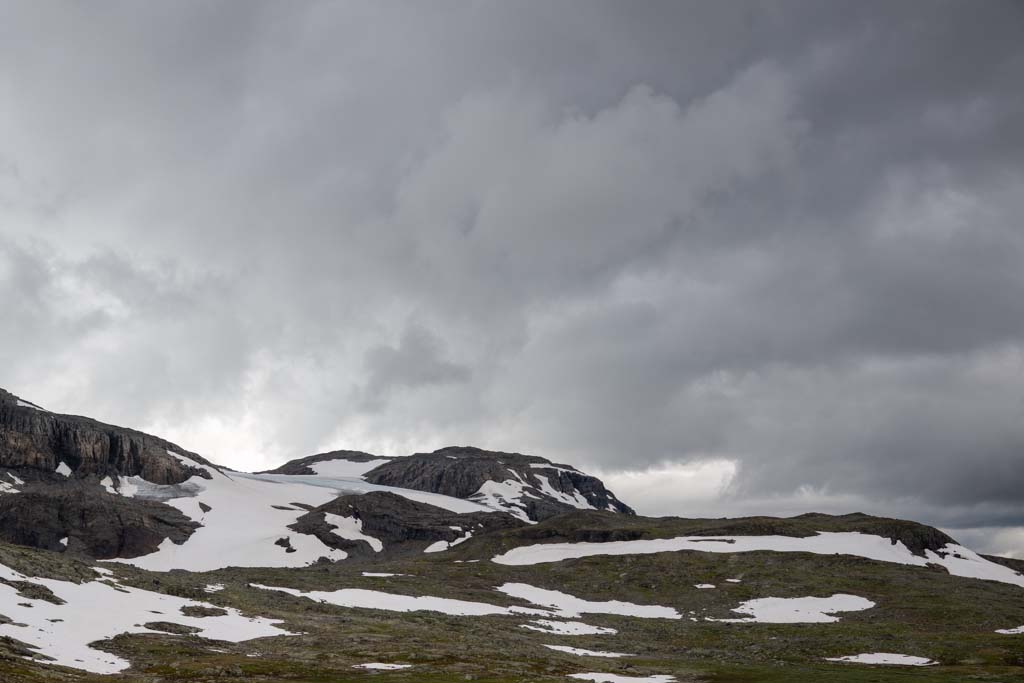 Uvær over Hardangervidda ved Finse med mørke skyer og lavt fjellandskap.