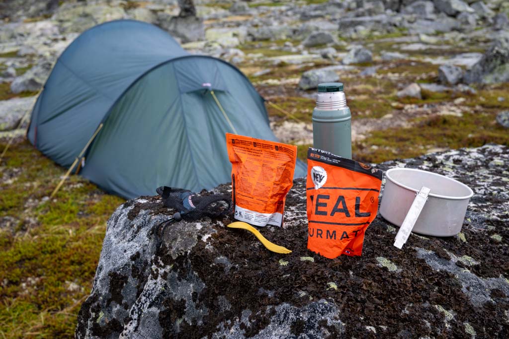Turpause på Hardangervidda med Real Turmat og utsikt mot fjellene.