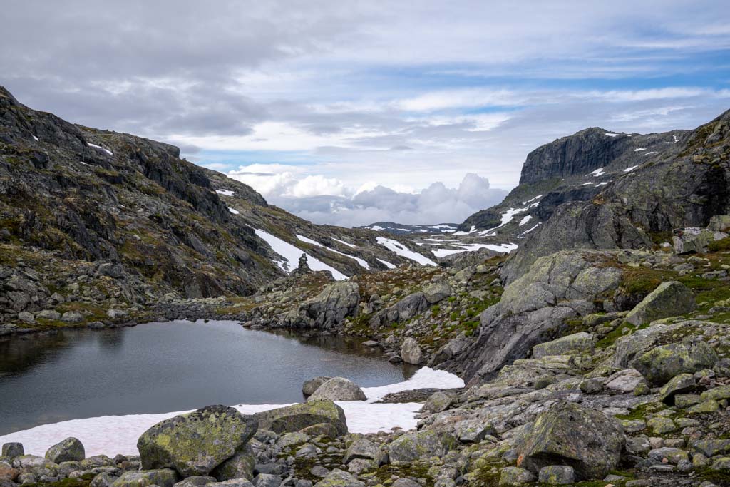Helvetesgjelet, dramatisk fjellkløft på Hardangervidda med elv i bunnen.