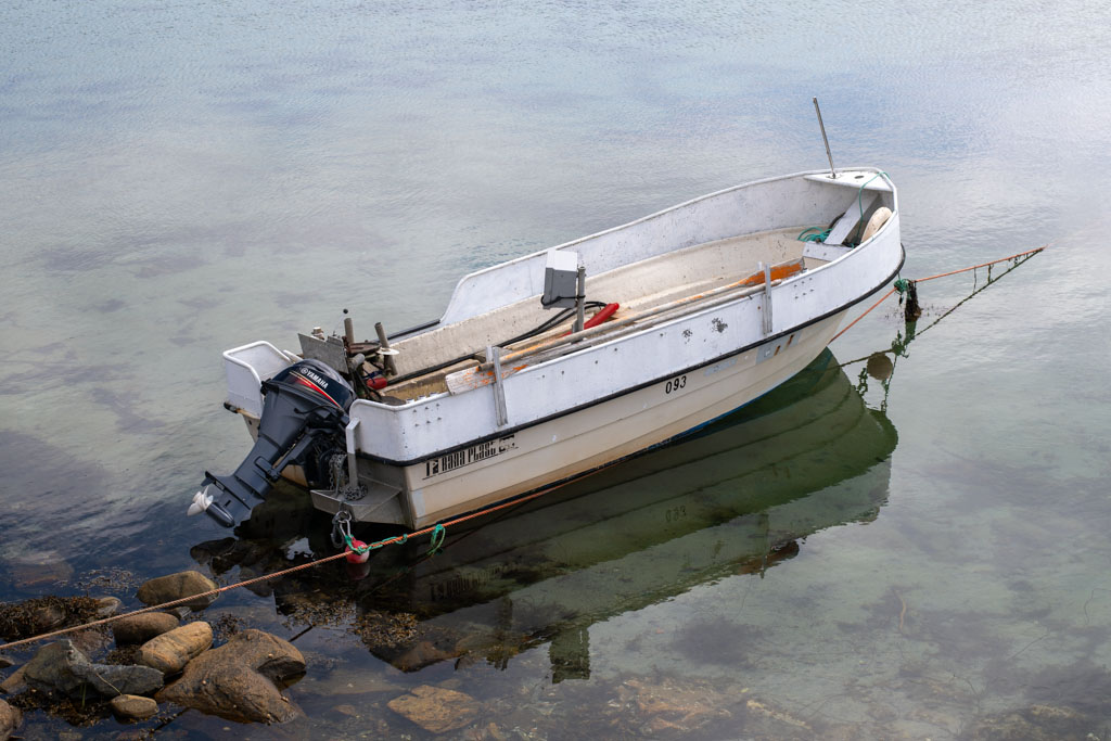 Liten fritidsbåt ved Havik på Lista, med svaberg og hav i bakgrunnen.