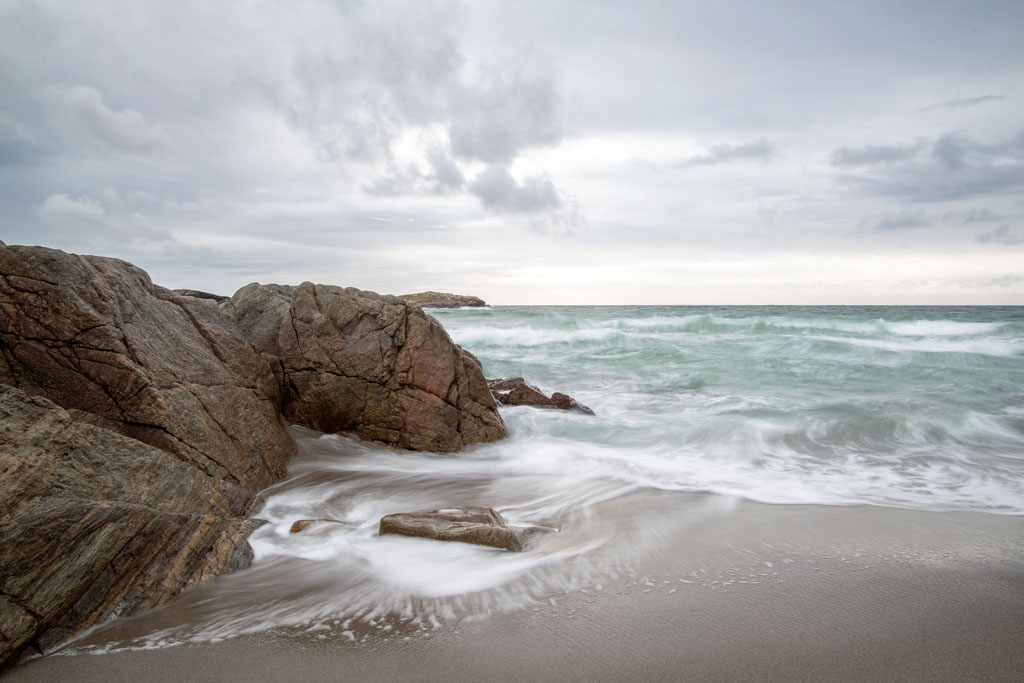 Lave bølger som bryter langs svabergene på Haviksanden.