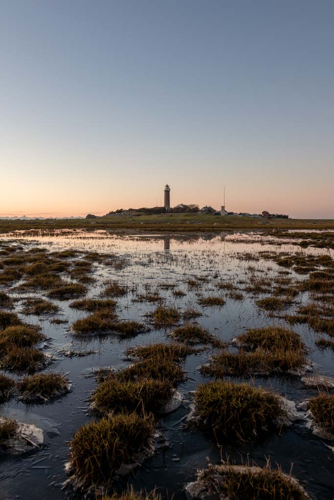 Fyrstasjonen på Lista med våtmark i forgrunnen.