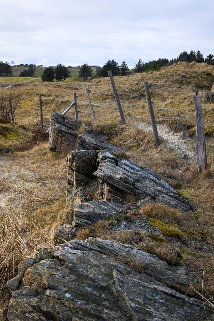 Gjerde som følger en steinrygg på Lista.