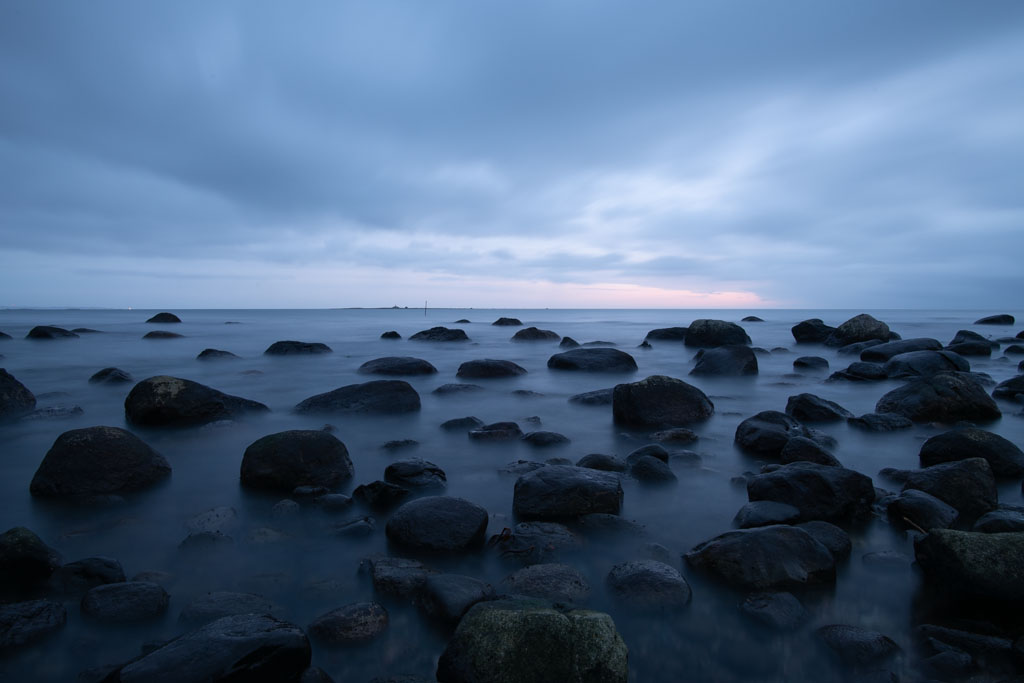 Kystlandskap ved Østhasselstrand med Rauna ute i horisonten.