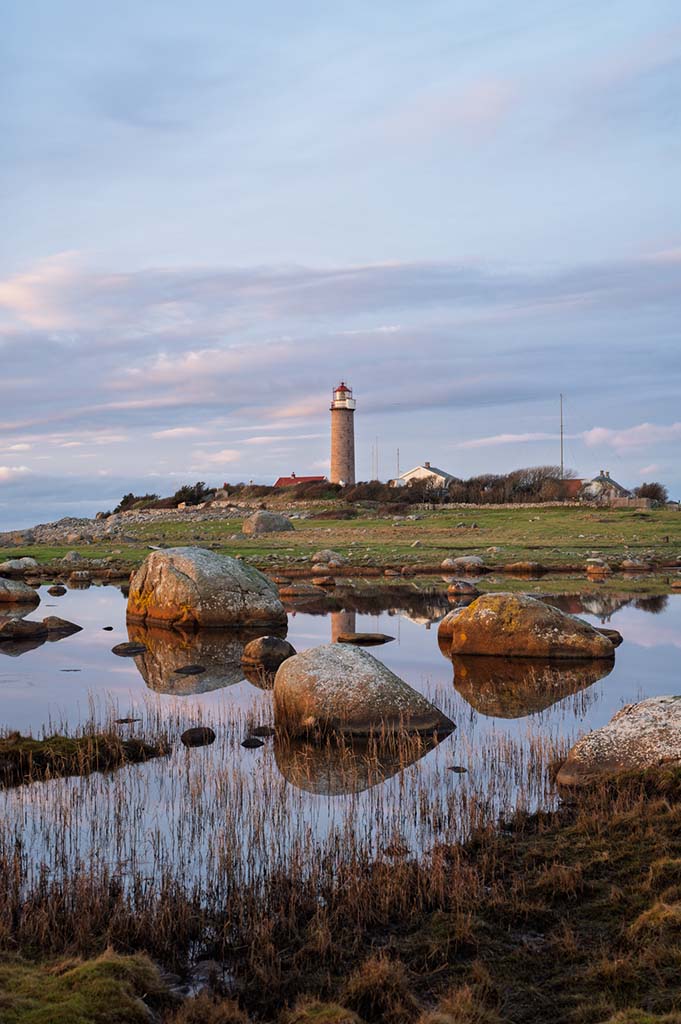 Lista fyr sett over våtmarkene med vannpytter og lav vegetasjon.