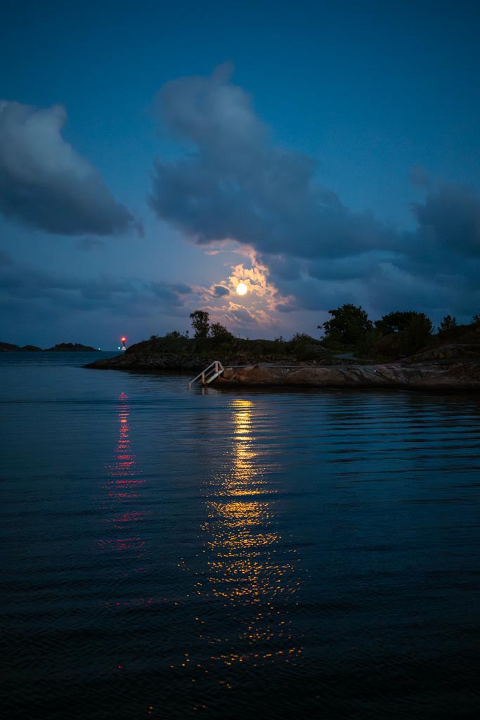 Bertesbukta i månelys.