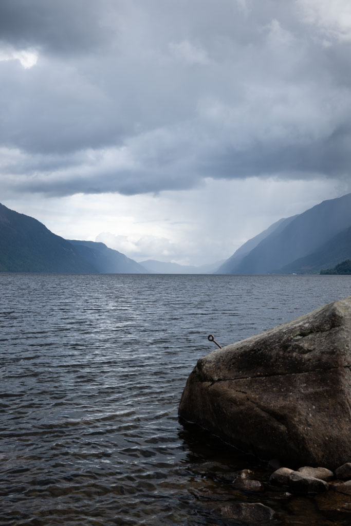 Uvêr over Tinnsjø med tunge skyer.