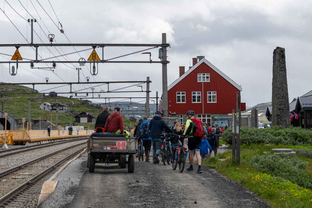 Jernbanespor ved Finse stasjon med fjellandskap og høyfjellsluft.