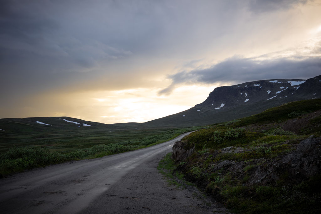 Hallingskarvet ved Geilo under dramatisk himmel og lavt lys.