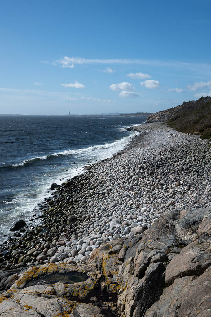 Utsikt fra Hoveodden i Raet nasjonalpark: kystlinje med svaberg, rullestein og hav.