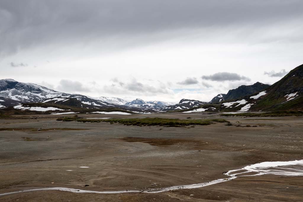 Utsikt inn mot Jotunheimen med lag av fjell og daler i blåtoner.
