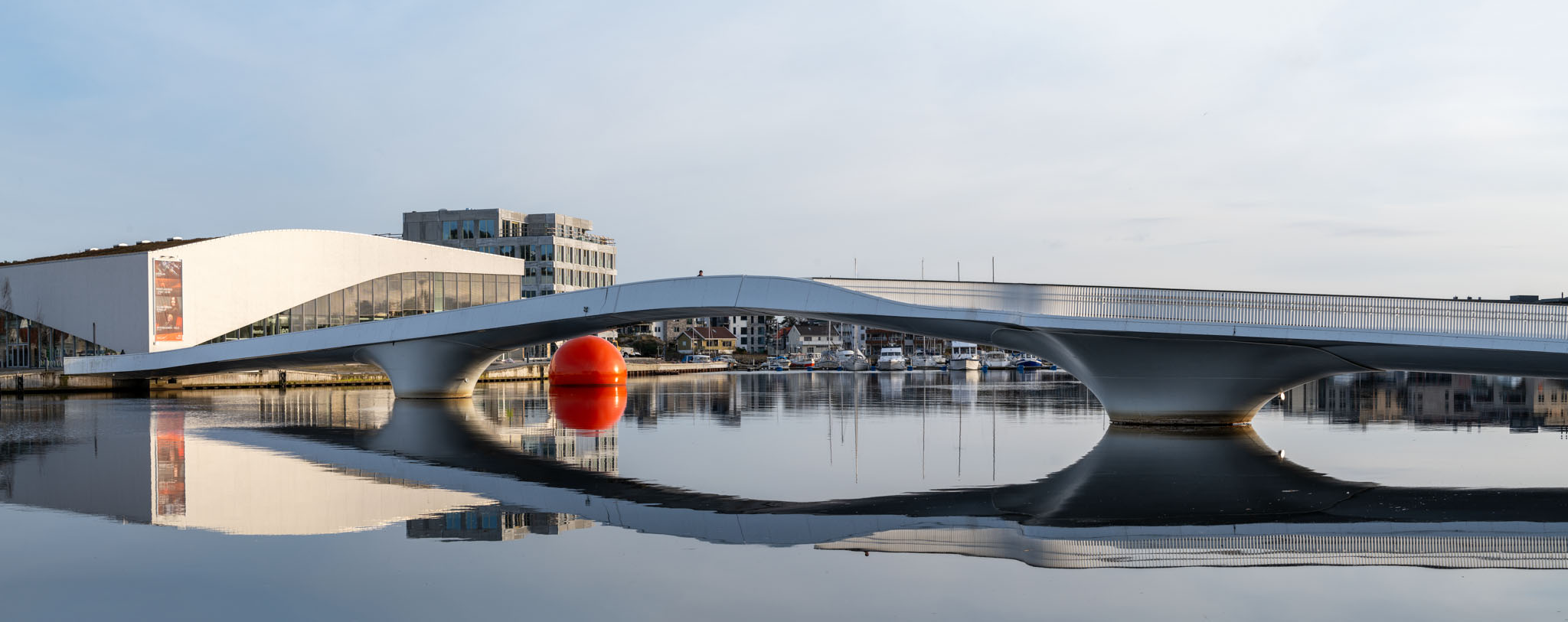 Buen kulturhus og Adolph Tidemand-bro i Mandal med elveløpet i forgrunn.