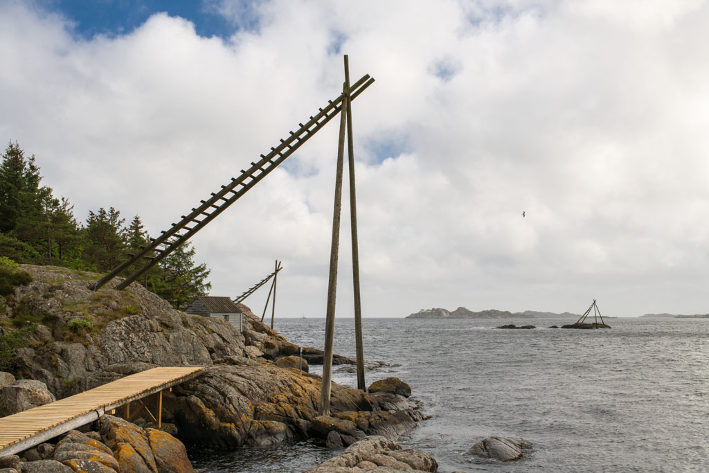 Laksestigen på Østerland i Mandal (2022) med synlige steinsettinger langs elveløpet.