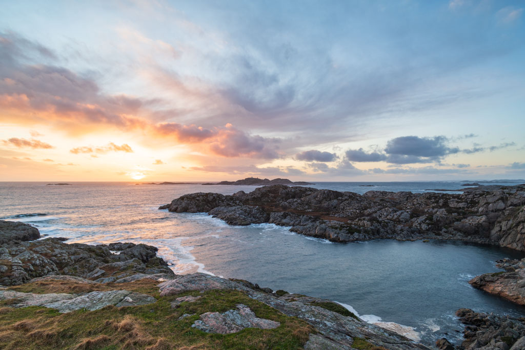 Solnedgang over skjær og svaberg ved Skjernøy i Mandal (2020).