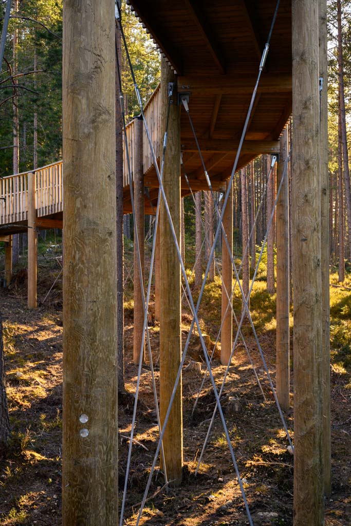 Detalj av trekonstruksjonen i stien.