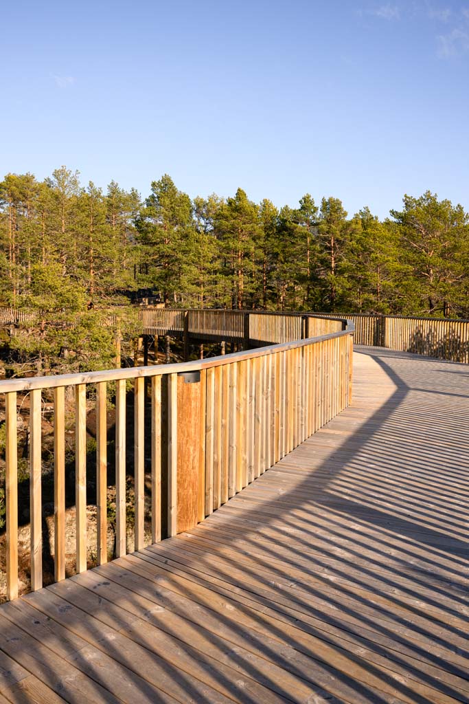 Sollys som danner skygger på tredekket.