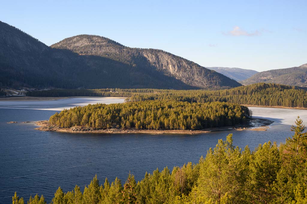 Utsikt mot en liten øy i Fyresvatn.