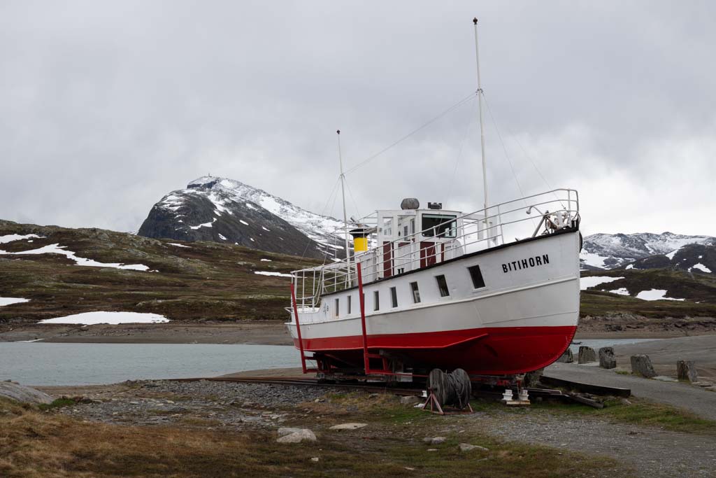 Motorbåt trukket opp på land ved Bygdin på Valdresflye.