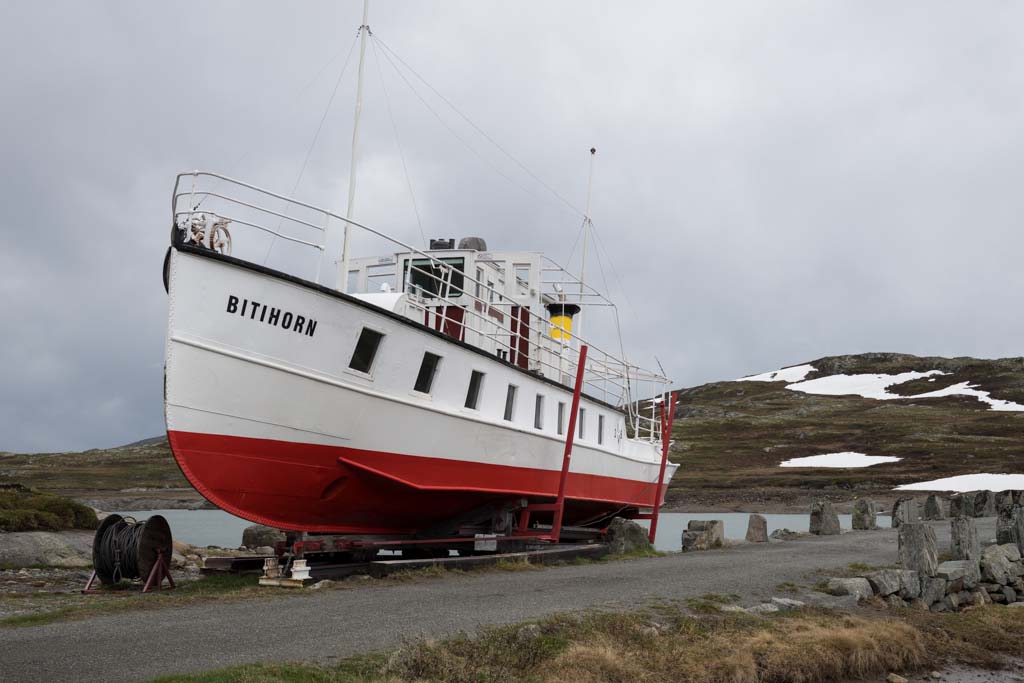 Fortøyd motorbåt ved Bygdin med Bitihorn i bakgrunnen.