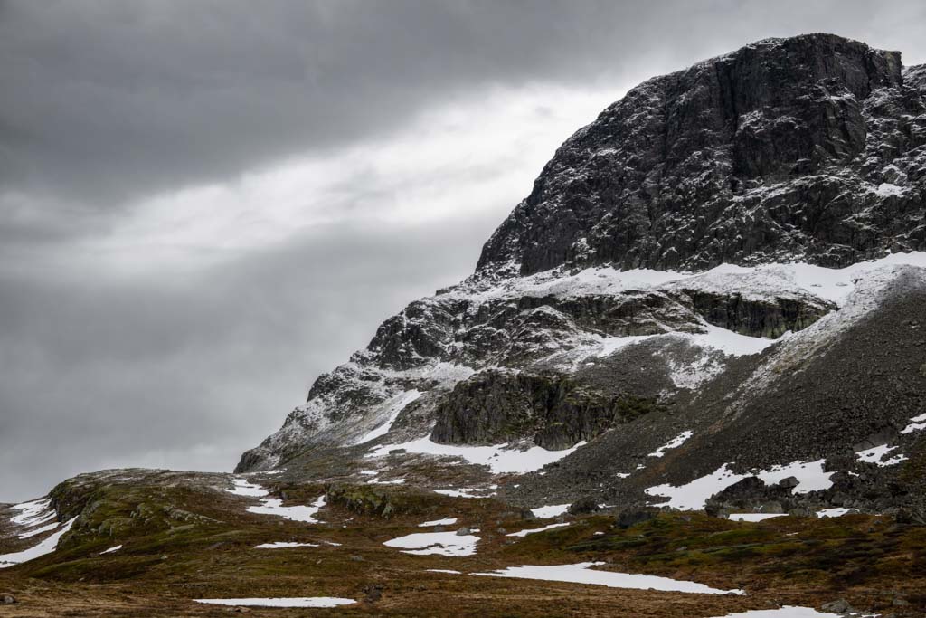 Vid fjellheim på Valdresflye med avrundede topper og lys over Jotunheimen.
