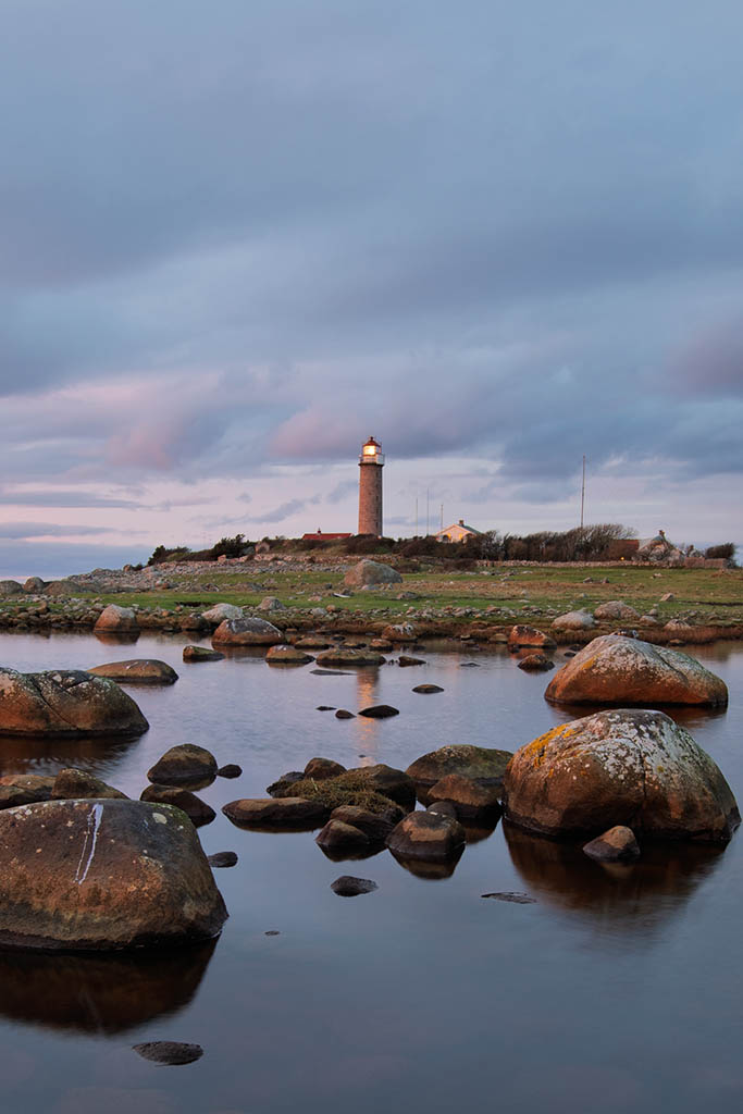 Lista fyr i kveldslys med lyset tent.