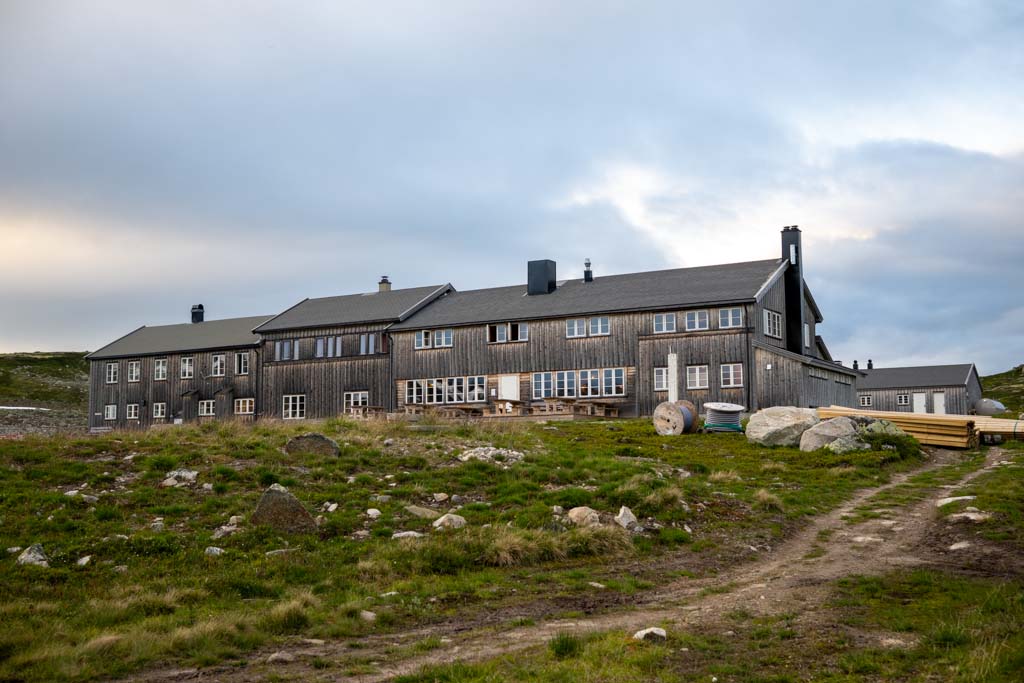 Krækkja DNT-turisthytte ved vannet på Hardangervidda en stille sommerdag.