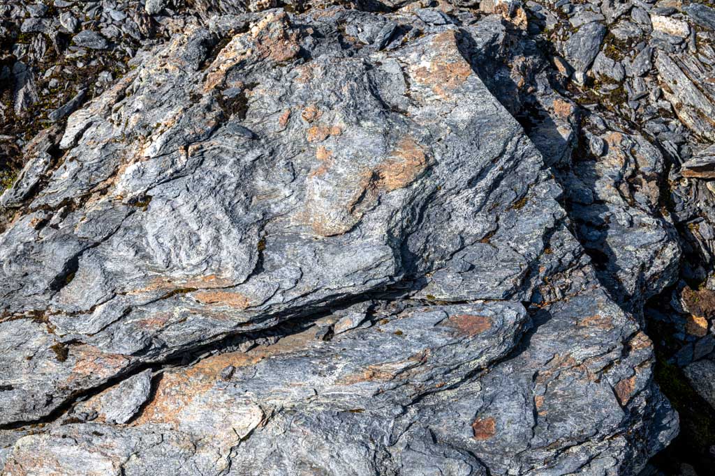 Detalj av skifer og geologi i fjellet på Hardangervidda.