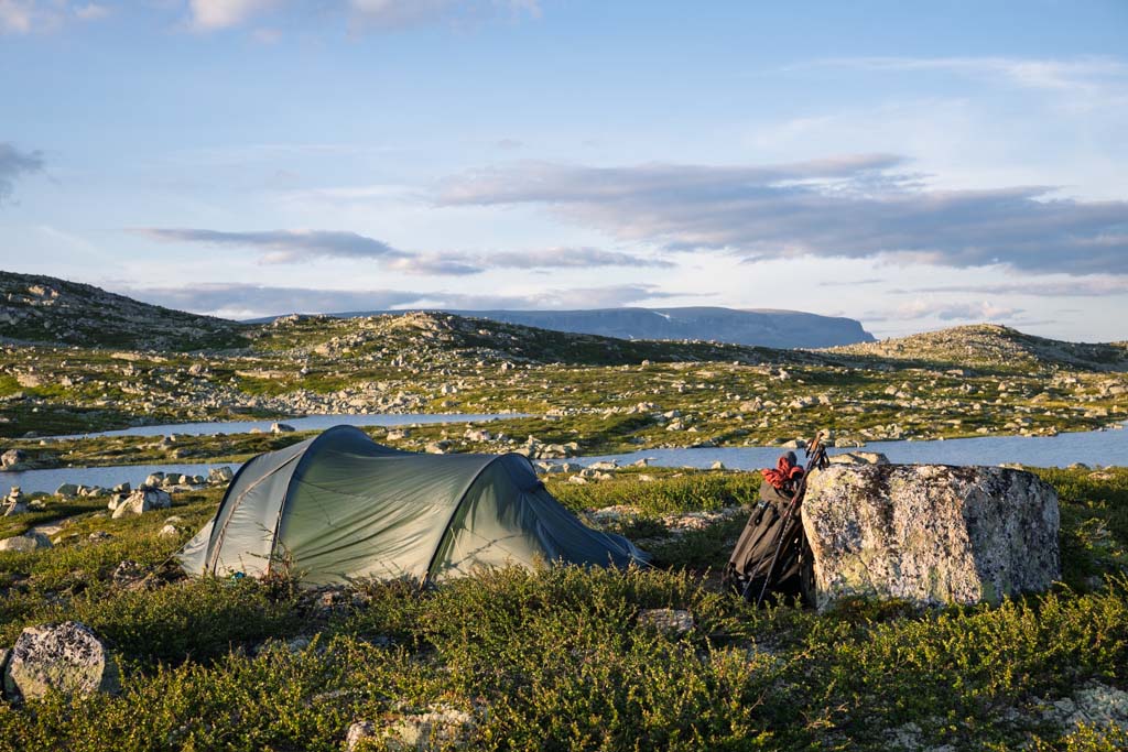Teltplass siste natten på Hardangervidda, med utsikt mot vann og fjell.