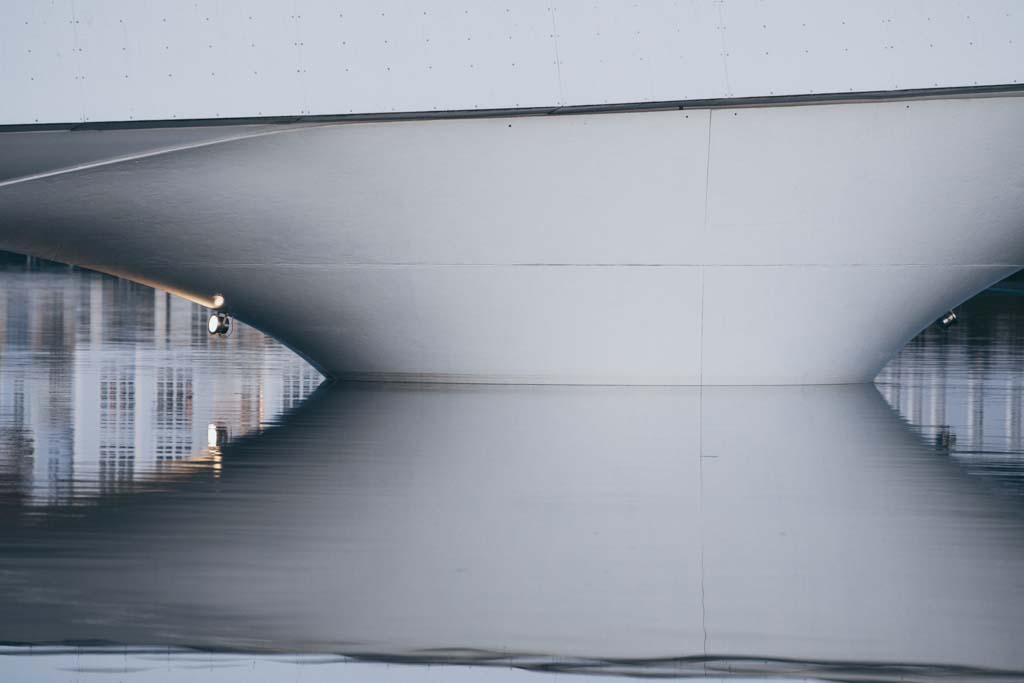 Utsnitt av Adolph Tidemands bro i Mandal med fokus på form og detaljer.