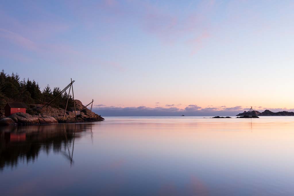 Laksestigen i Mandal med NUA i bakgrunnen i varm solnedgang, 2018.
